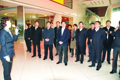 我市领导姜龙,杨曹明,张建华,沈峻峰,成伟,郭晓敏,黄拯乾等参加了学习