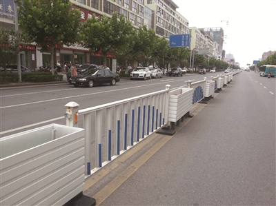 中国海门 城区江海路和长江路安装花箱式护栏