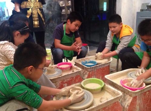 嘉陵江社区举办亲子活动 学生制作手工陶瓷