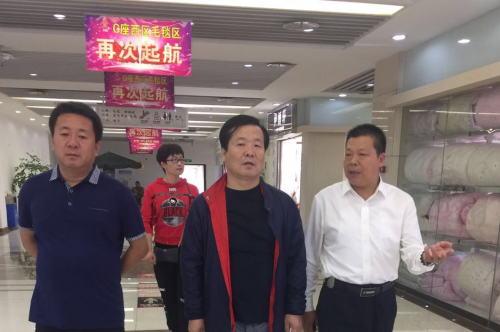 座谈中,王继东向王磊等辽宁海城西柳服装城考察团一行系统介绍了海门