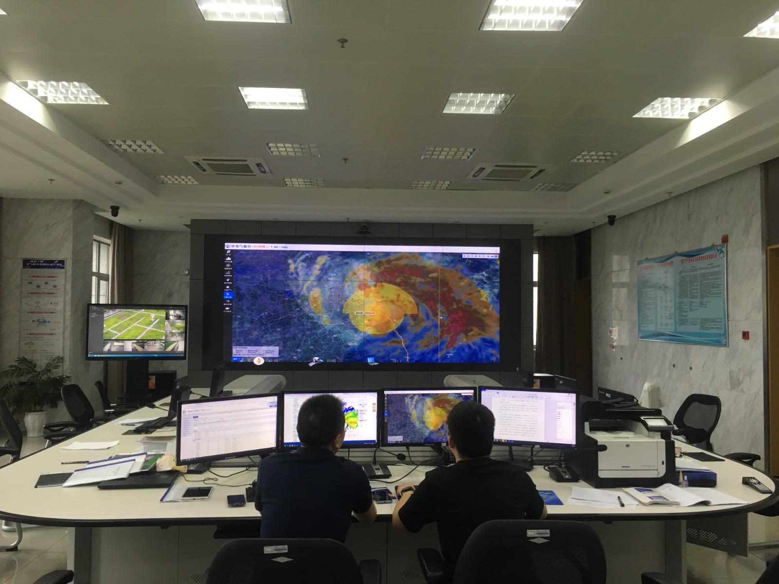 7.25 局长葛亚东与业务人员研判6号台风走向及风雨影响.jpg